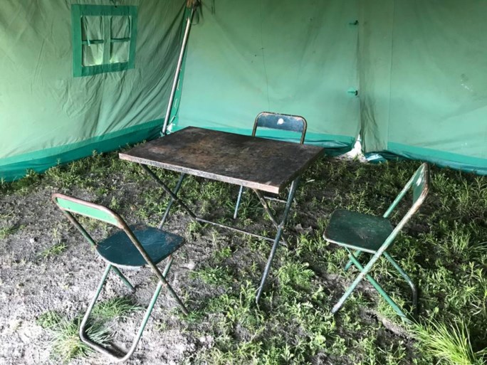 Politie bewaakt grens vanuit oude scoutstent: “We lijken wel re-enactors van de Tweede Wereldoorlog”