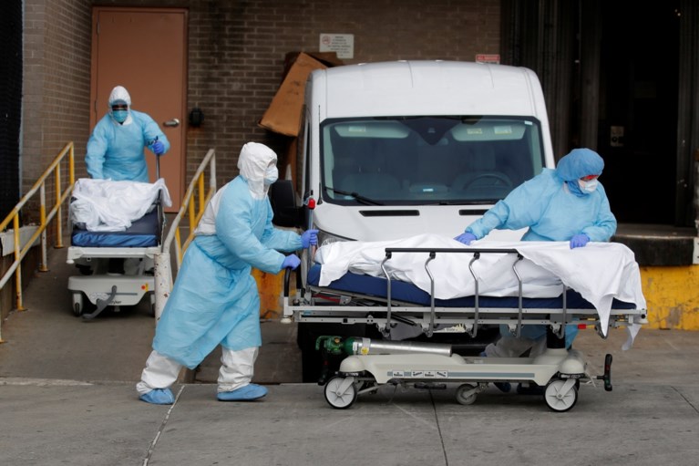 Ziekenhuispersoneel New York dumpt beschermend materiaal in openbare vuilnisbak