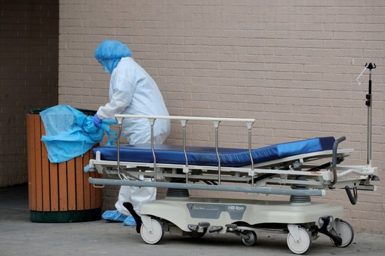 Ziekenhuispersoneel New York dumpt beschermend materiaal in openbare vuilnisbak