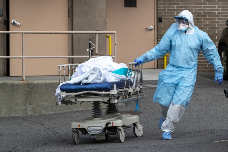 Ziekenhuispersoneel New York dumpt beschermend materiaal in openbare vuilnisbak