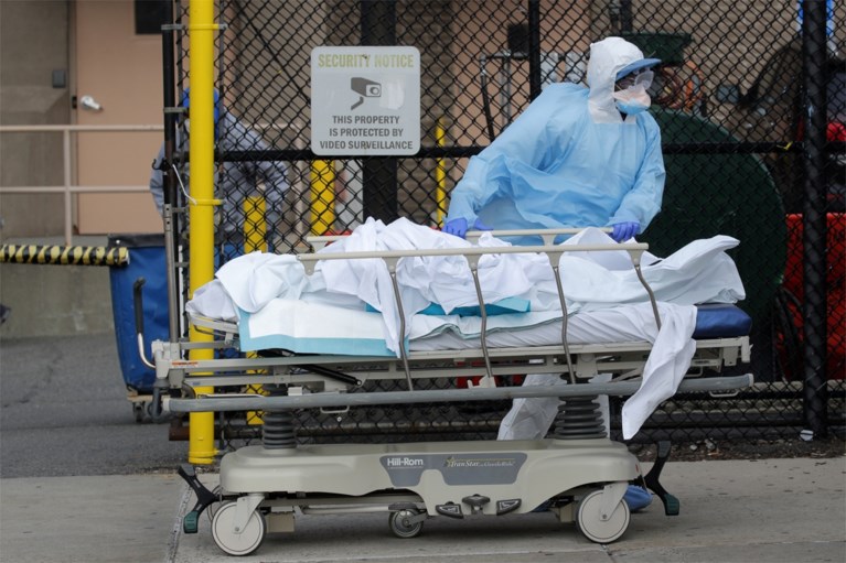Ziekenhuispersoneel New York dumpt beschermend materiaal in openbare vuilnisbak