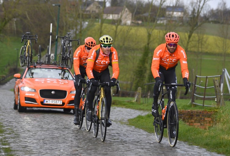 Noodlijdend CCC schort contracten personeel op, Van Avermaet en ploegmaats leveren flink wat salaris in