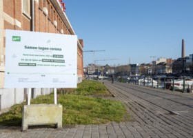 “Wandel door, corona neemt ook geen pauze”: nieuwe borden en tags in Gents straatbeeld