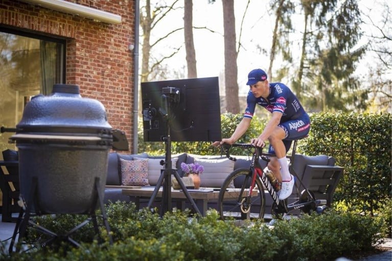 Mathieu van der Poel ziet deelname aan de Tour de France wel zitten (als die doorgaat): “Misschien moeten we toch nog eens lobbyen”