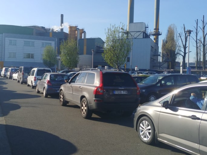 Alle waarschuwingen ten spijt: voor de opening al lange files aan recyclageparken