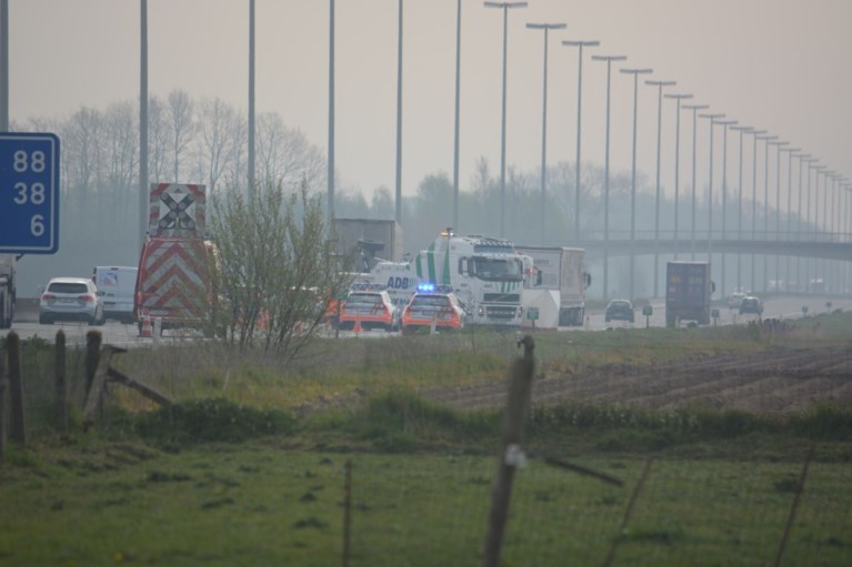 Bestuurder rijdt in op vrachtwagen en overlijdt, lange file op E40