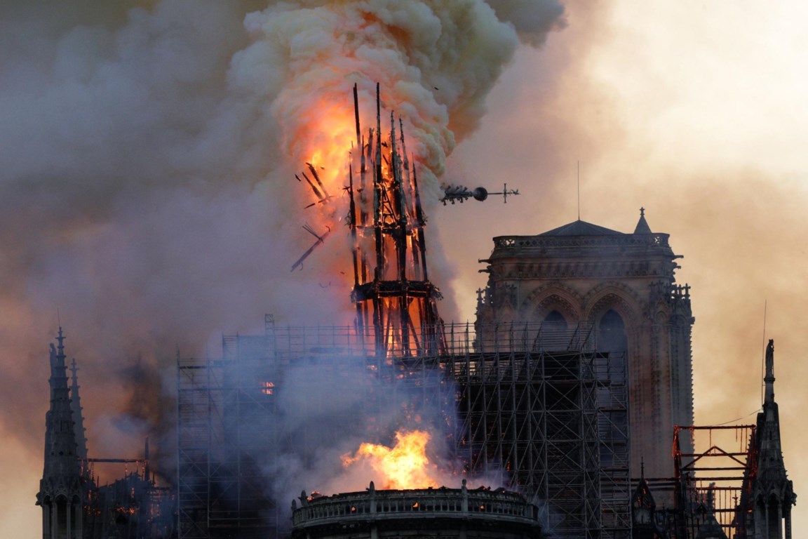 Ecologie Intensief ziekte Eerste kerkdienst na de brand in de Notre-Dame: zal de bultenaar ooit nog  rechtop staan? | Het Nieuwsblad Mobile
