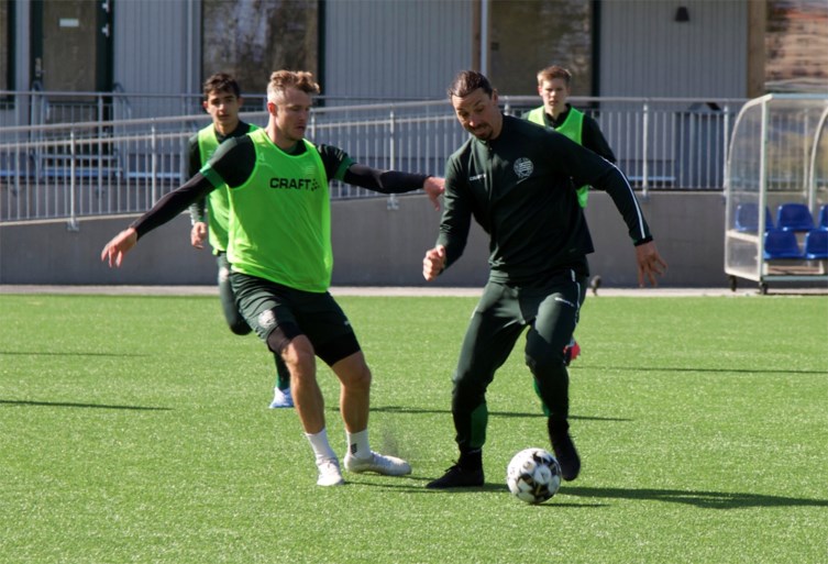 Zlatan Ibrahimovic blijft zijn kunstjes etaleren op training bij het Zweedse Hammarby