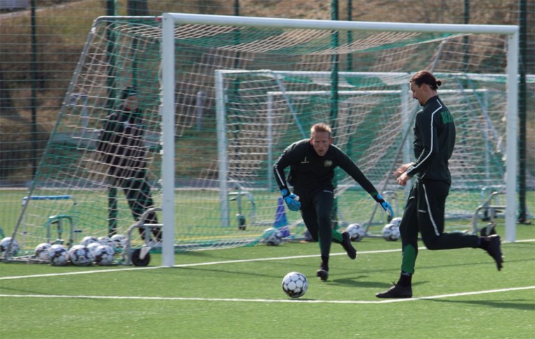 Zlatan Ibrahimovic blijft zijn kunstjes etaleren op training bij het Zweedse Hammarby