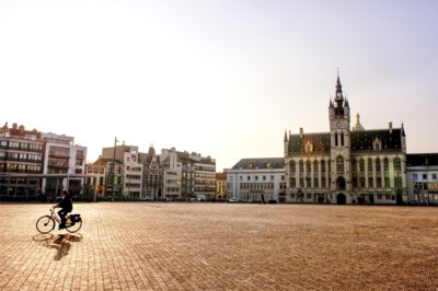 Coronaspuwer Aangehouden Die Tent Wou Opzetten Op Grote Mark Sint Niklaas Het Nieuwsblad Mobile