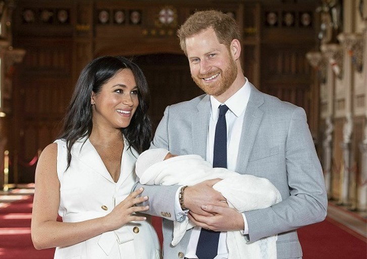 ROYALS. Queen woont na twee jaar weer samen met haar man Philip, zo kennen we prins Harry niet