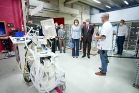 Koning Filip en koningin Mathilde bezoeken ziekenhuis in Luik waar 500 Covid-19-patiënten behandeld werden