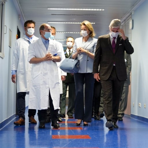 Koning Filip en koningin Mathilde bezoeken ziekenhuis in Luik waar 500 Covid-19-patiënten behandeld werden