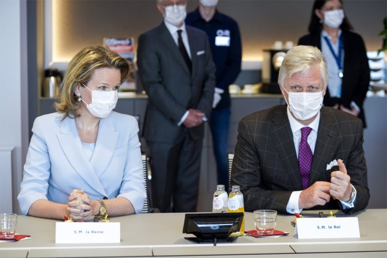 Koning Filip en koningin Mathilde bezoeken ziekenhuis in Luik waar 500 Covid-19-patiënten behandeld werden