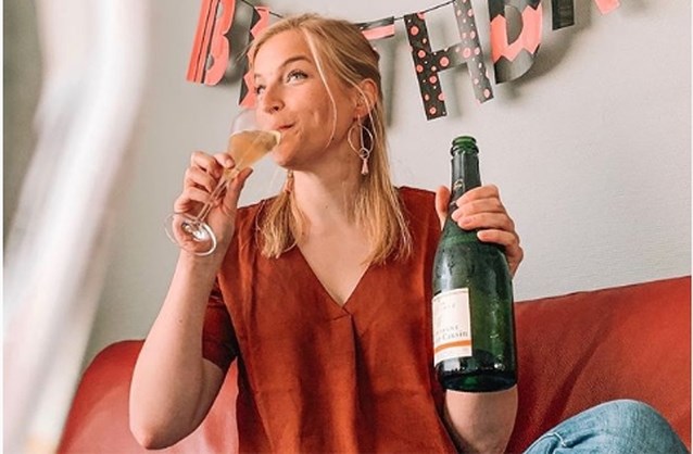 Jarige Hanne Mestdagh doet Birthday Routine met zus Kim in ...