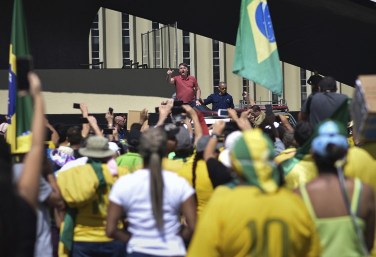 Braziliaanse president Bolsonaro demonstreert tegen coronamaatregelen