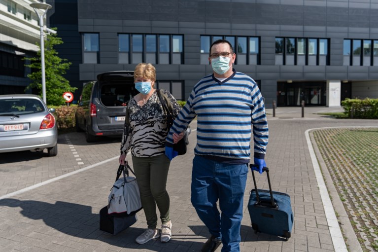 Gents ziekenhuis Jan Palfijn wuift zijn eerste Limburgse coronapatiënt uit met erehaag