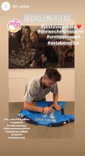 Dries Mertens veilt zijn recordtruitje voor het goede doel: “Ik voel me een Napolitaan”