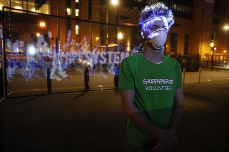 Klimaatactivisten voeren hologrammenbetoging in Brussel en wereldwijde online actie