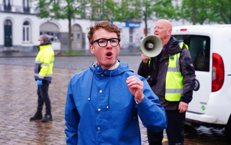 Uitgerekend nu krijgen verzorgers minder vakantiegeld. “Die mensen zijn nu bezig met mensenlevens”