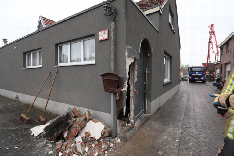 Betonmixer rijdt tijdens manoeuvre in op hoek van woning