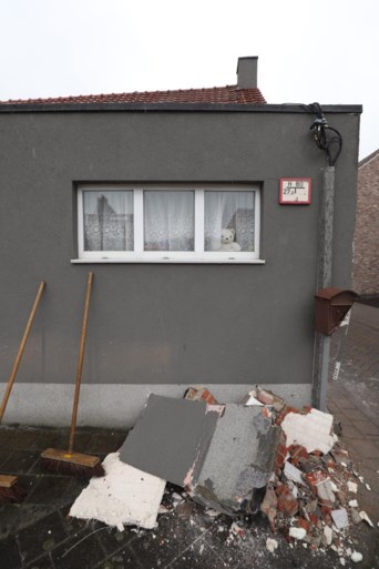 Betonmixer rijdt tijdens manoeuvre in op hoek van woning