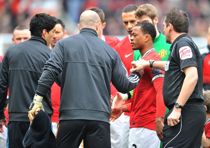 Evra kreeg doodsbedreigingen van Liverpoolfans na incident met Luis Suarez in 2011: “We gaan je familie vermoorden”