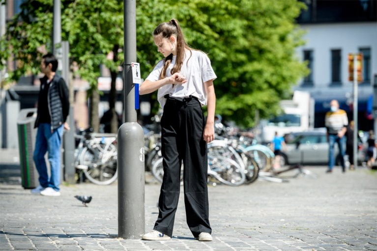 Elleboog gebruiken bij drukknoppen aan verkeerslichten: lukt dat wel?