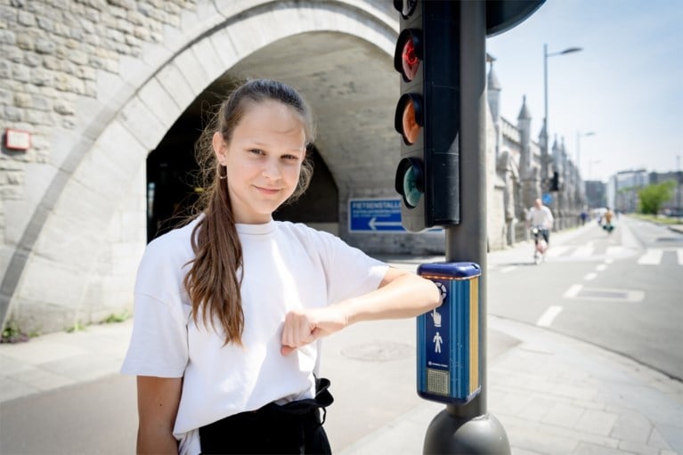 Elleboog gebruiken bij drukknoppen aan verkeerslichten: lukt dat wel?