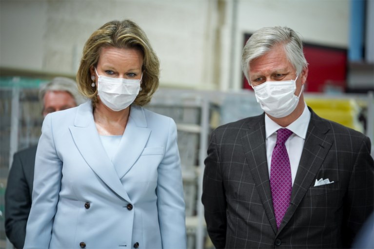Koning Filip en koningin Mathilde bezoeken ziekenhuis in Luik waar 500 Covid-19-patiënten behandeld werden