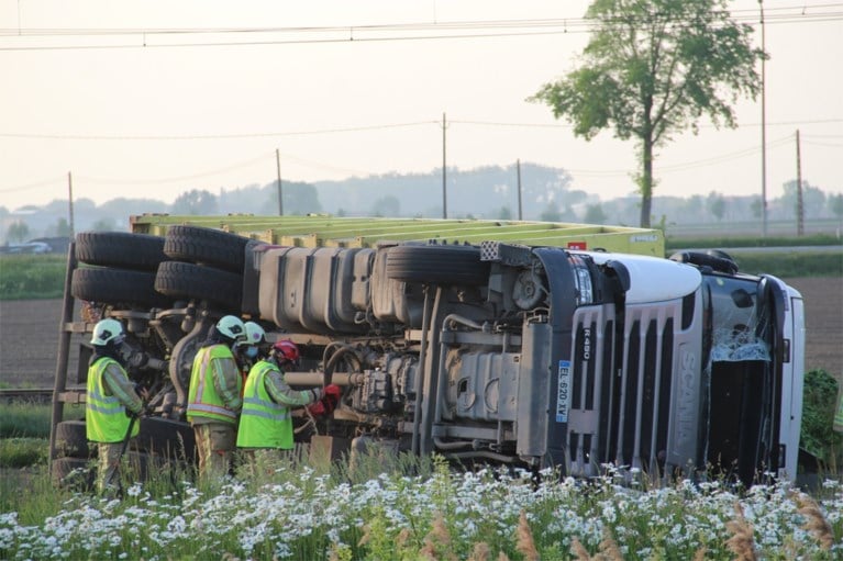 Na 28.000 liter melk nu 28 ton spinazie op zelfde plek door gekantelde vrachtwagen