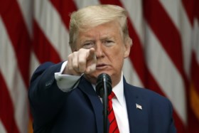 Trump overweegt beperkt contact met Pence wegens besmettingsgevaar, verlaat persconferentie na gekibbel met journalisten