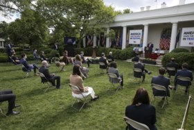 Trump overweegt beperkt contact met Pence wegens besmettingsgevaar, verlaat persconferentie na gekibbel met journalisten