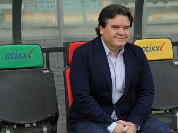 KV Oostende-baas Paul Conway is in België en praat met coach Adnan Custovic