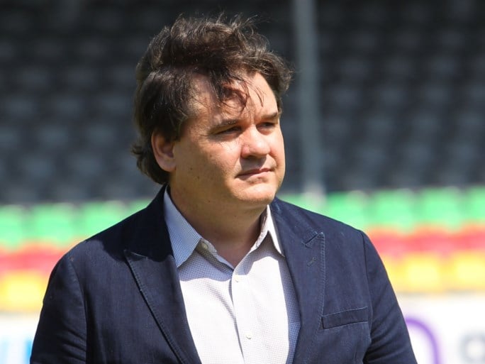 KV Oostende-baas Paul Conway is in België en praat met coach Adnan Custovic