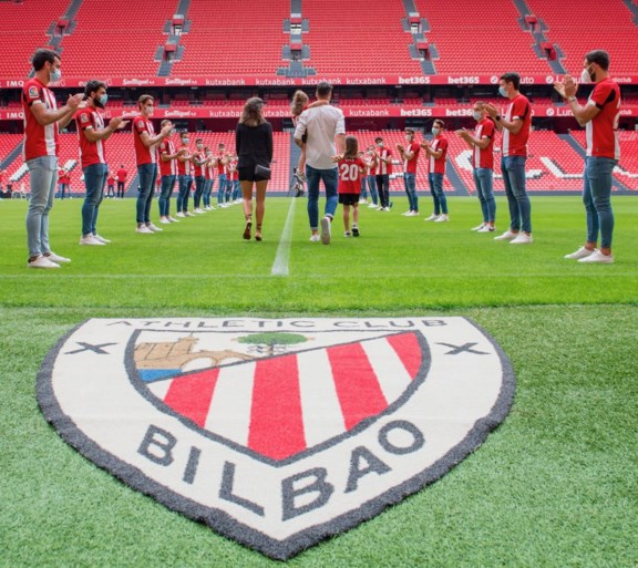 Mooie beelden: cultspits Aduriz vraagt intiem afscheid, maar krijgt indrukwekkend eerbetoon van Athletic Bilbao
