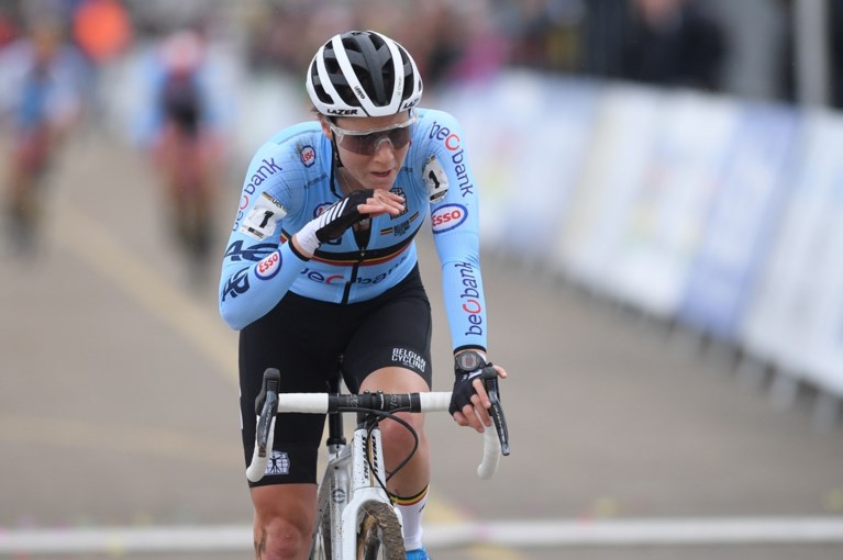 Veldrijdster Sanne Cant rijdt binnenkort op de weg in nieuwe vrouwenploeg: “Droom van elke renster om ooit eens de Ronde te rijden”