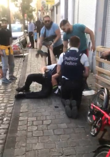 Politiemensen krijgen klappen en schoppen: Al twee arrestaties