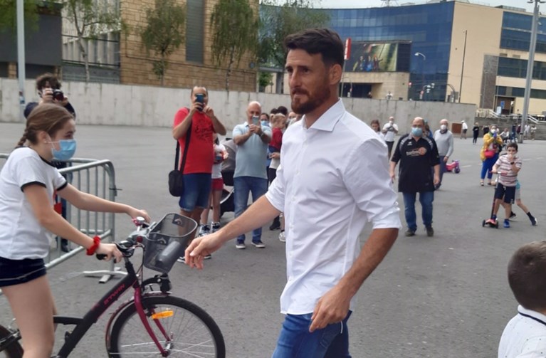 Mooie beelden: cultspits Aduriz vraagt intiem afscheid, maar krijgt indrukwekkend eerbetoon van Athletic Bilbao