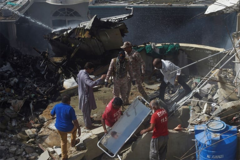 Airbus met meer dan 100 mensen aan boord gecrasht op woonwijk in Pakistan: minstens 97 doden