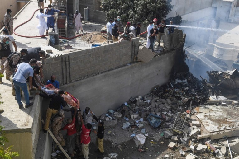 Airbus met meer dan 100 mensen aan boord gecrasht op woonwijk in Pakistan: minstens 97 doden