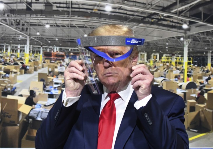 Donald Trump draagt dan toch een masker, maar niet voor de camera’s: “Dat plezier gun ik jullie niet”