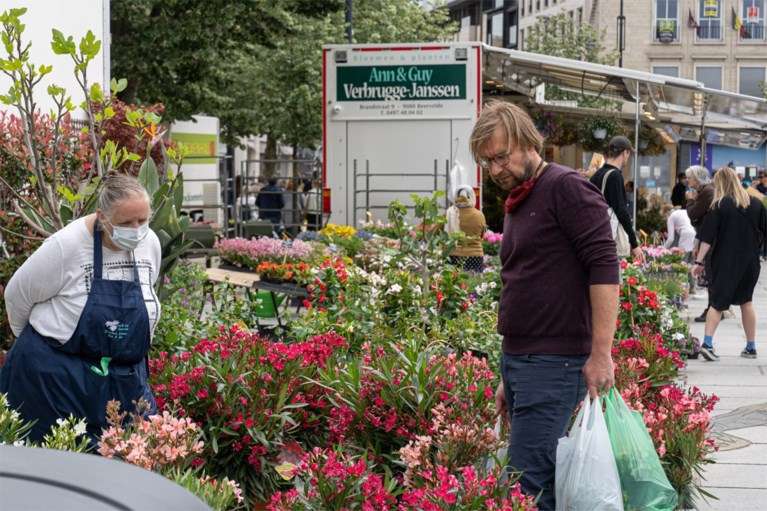 Eindelijk opnieuw bloemenmarkt op de Kouter: “Klanten zijn ons trouw gebleven”
