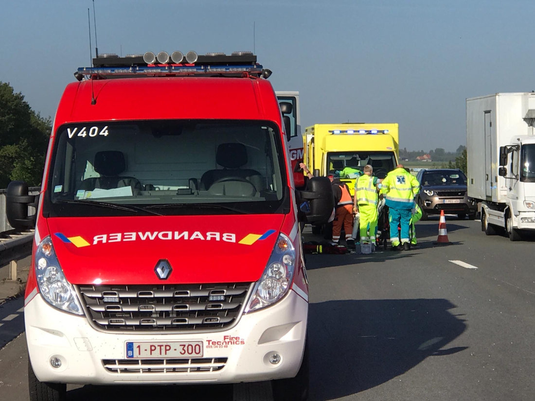 Wegenwerker in levensgevaar na arbeidsongeval op E40 in Nieuwpoort
