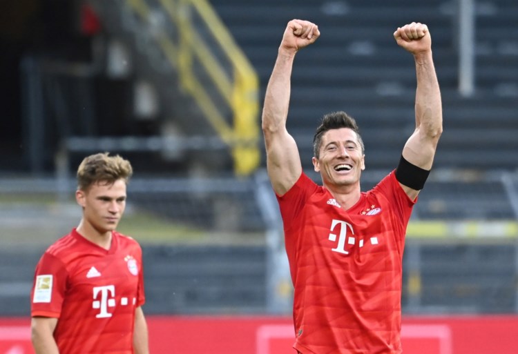 Prinsheerlijk doelpunt van Joshua Kimmich volstaat voor Bayern München om zeven punten uit te lopen op Borussia Dortmund