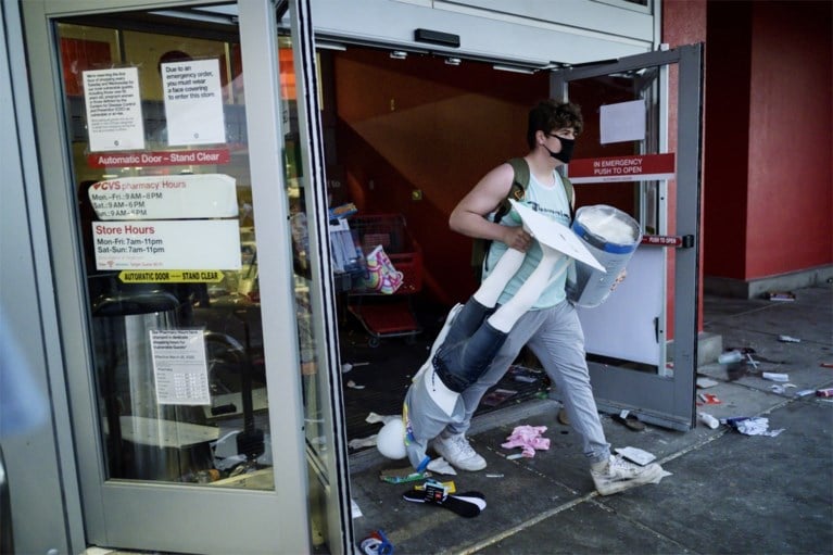 Protesten tegen dood zwarte man in Minneapolis ontsporen: 1 dode en plunderingen
