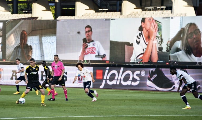 Een zoveelste meeting op Zoom, maar dan anders: creatieve Denen streamen emoties van fans live in het stadion