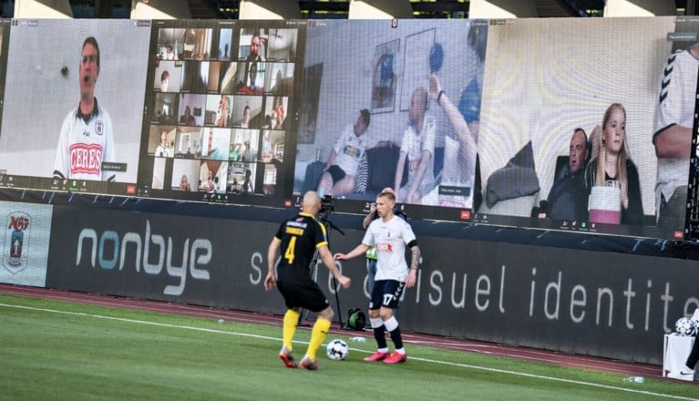 Een zoveelste meeting op Zoom, maar dan anders: creatieve Denen streamen emoties van fans live in het stadion