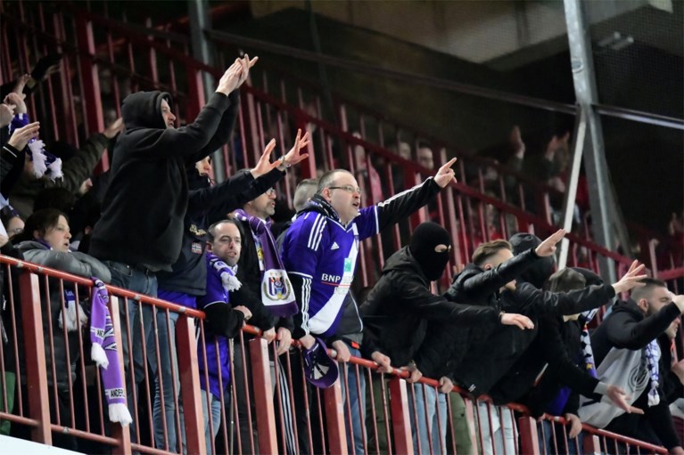 Supportersclubs van Anderlecht na zoveelste ommezwaai: “Goeie zet, maar als ze nóg een wissel doorvoeren wordt het belachelijk”