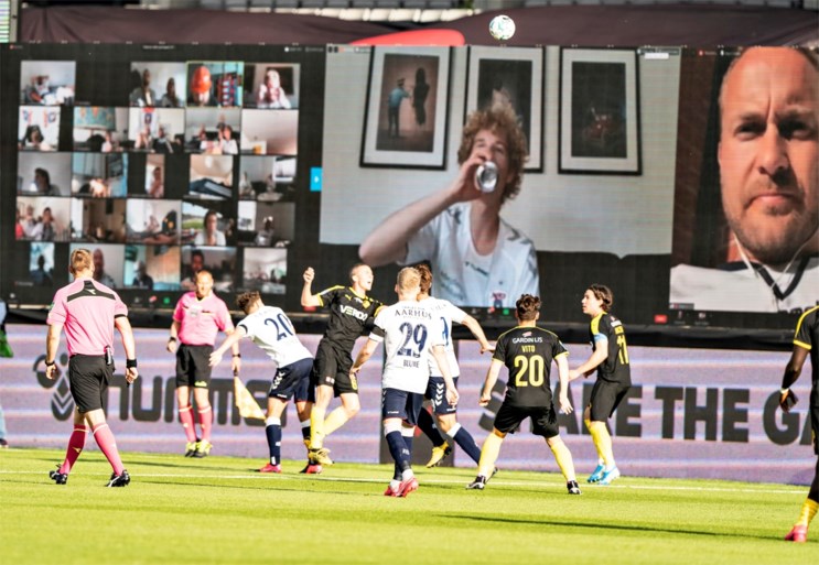 Een zoveelste meeting op Zoom, maar dan anders: creatieve Denen streamen emoties van fans live in het stadion